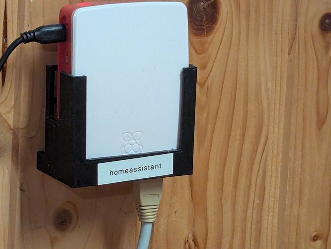 Raspberry Pi 4 mit Wandhalterung