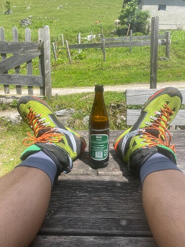 Bergschuhe am Tisch