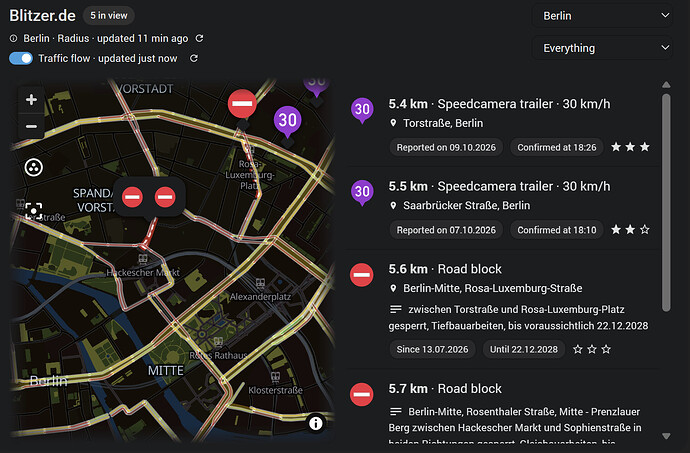 Die Karte auf einem Bereich in Berlin: zwei amtliche Sperrungen als rote BĂ€nder entlang der gesperrten StraĂen unter ihren Symbolen, die Liste nennt StraĂe und Text mit Seit- und Bis-Chips, drumherum der Verkehrsfluss